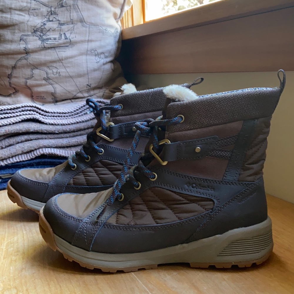 NWOT Columbia Women's Meadows Omni Heat Boot